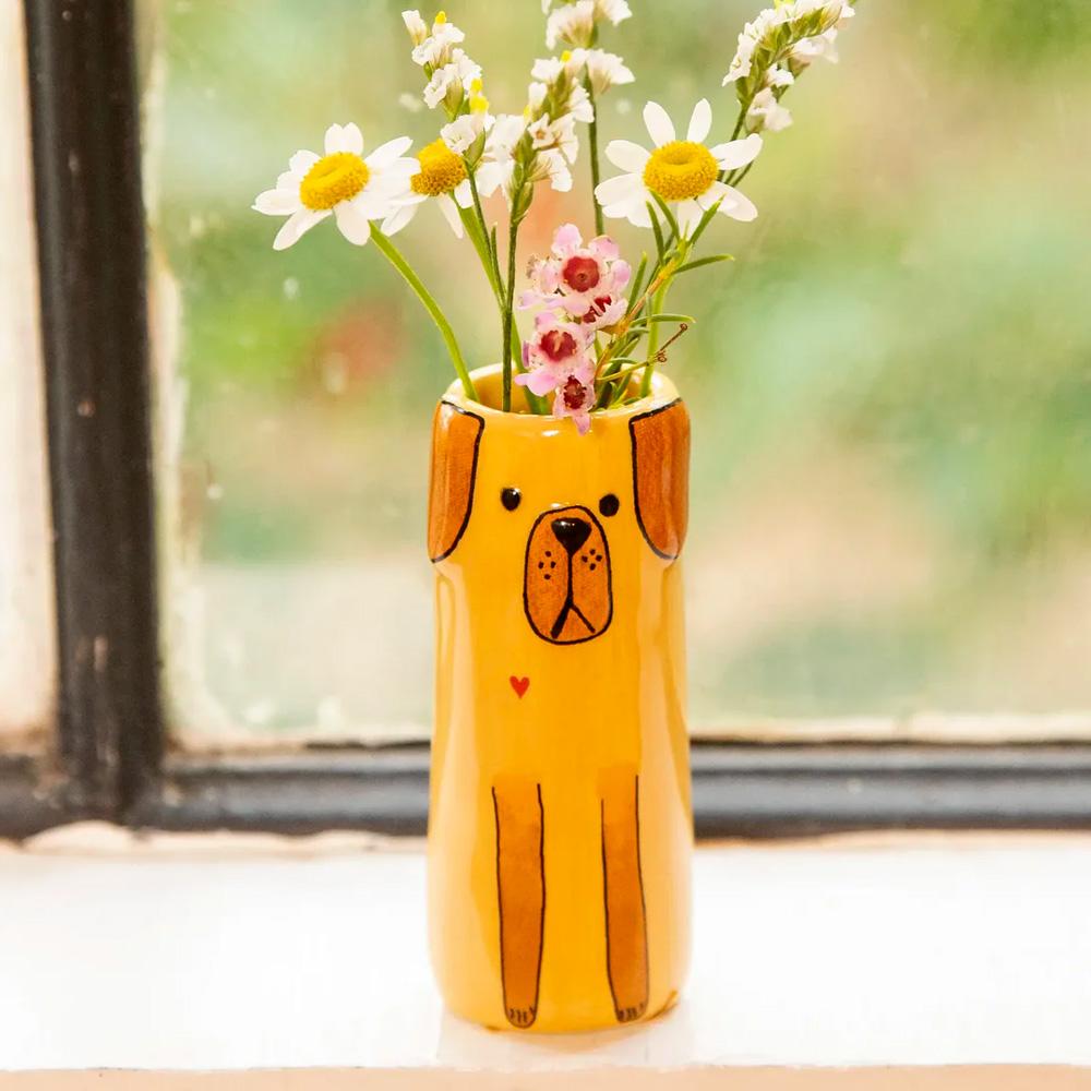 Vase süßer kleiner Hund